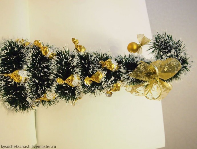 Мастерим "сладкую" ёлочку из конфет и мишуры: часть 3