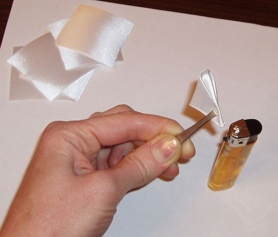 Нарциссы из атласных лент