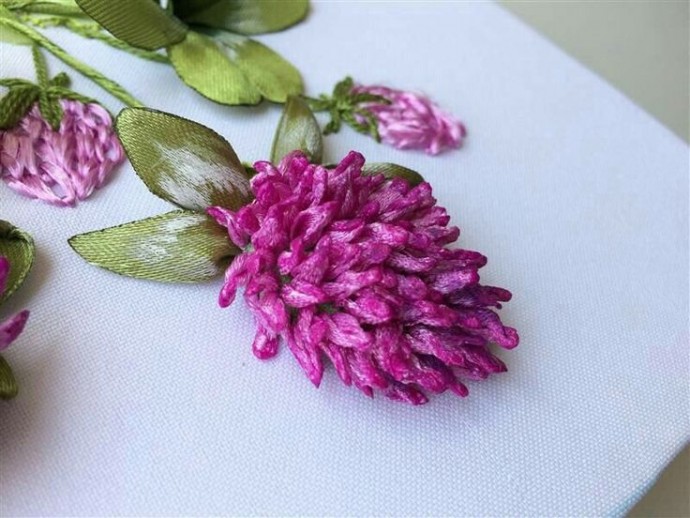 ​Вышиваем объёмные цветочки из атласных лент
