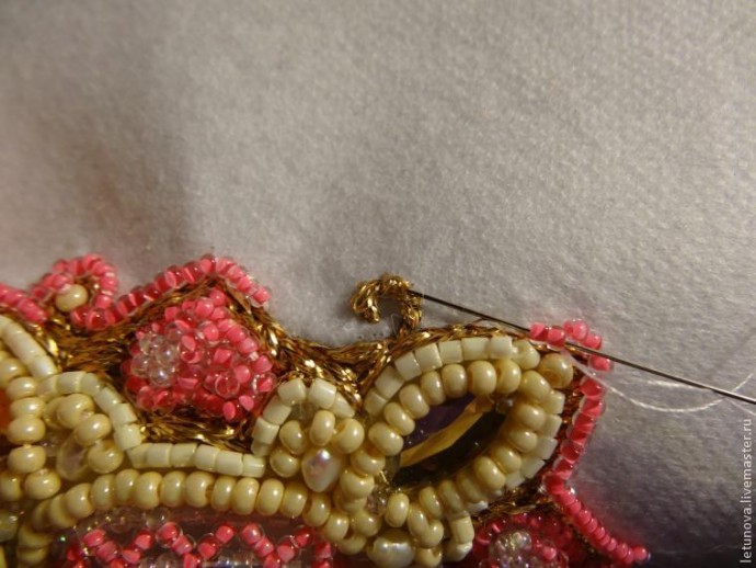 ​Брошь из бисера и лент: часть 4