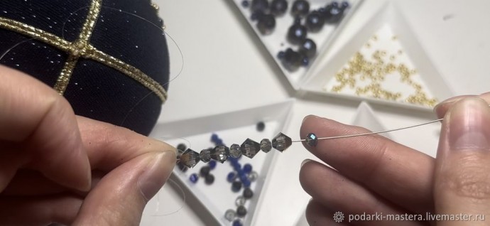 ​Новогодний шар с оплетёнными бисером кристаллами риволи: часть 6