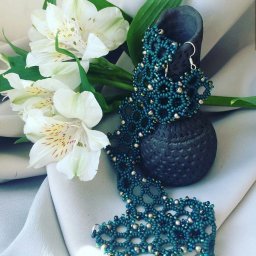 ​Темные колье из кружева