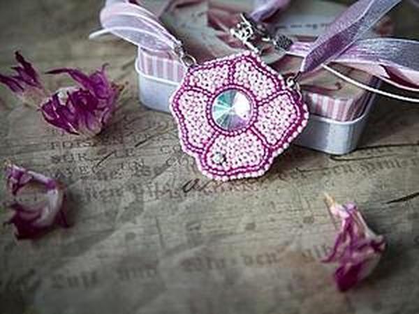 ​Вышивка бисером кулона в виде простого цветка: часть 2