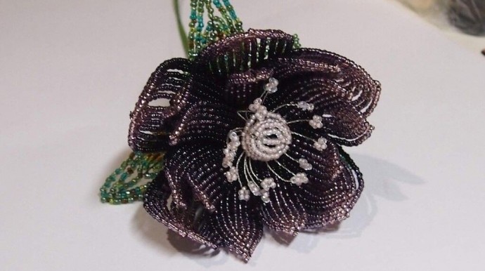 Цветочная композиция из бисера в темных тонах