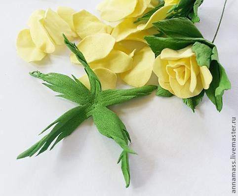 Цветы из фоамирана на ободке
