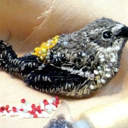 Вышиваем с бисером брошь "Воробушек"