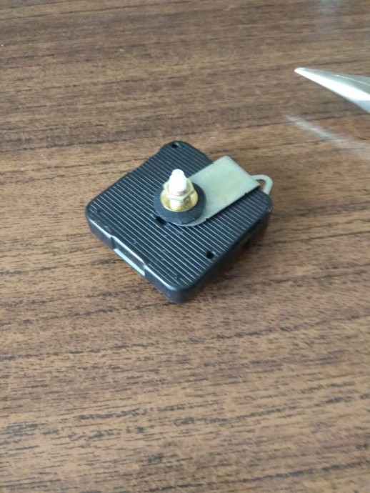 ​Делаем оригинальные деревянные часы из спилов: часть 7