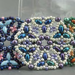 ​Орнаментный цветок из бисера