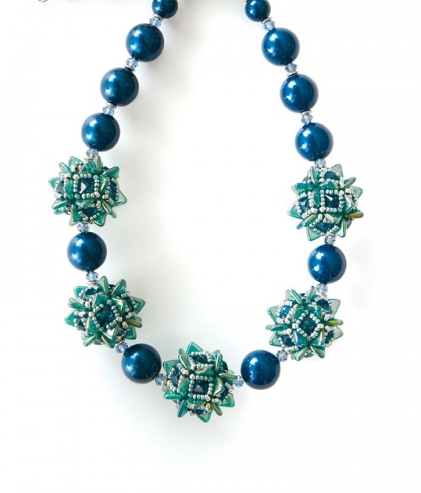 Ожерелье с бусинами в форме восьмигранника Ожерелье с бусинами в форме восьмигранника