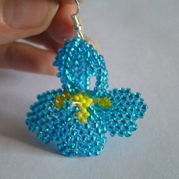 Прелестные сережки-цветы из бисера