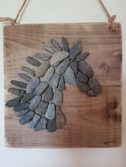 Лошадки из гальки и прочих камешков