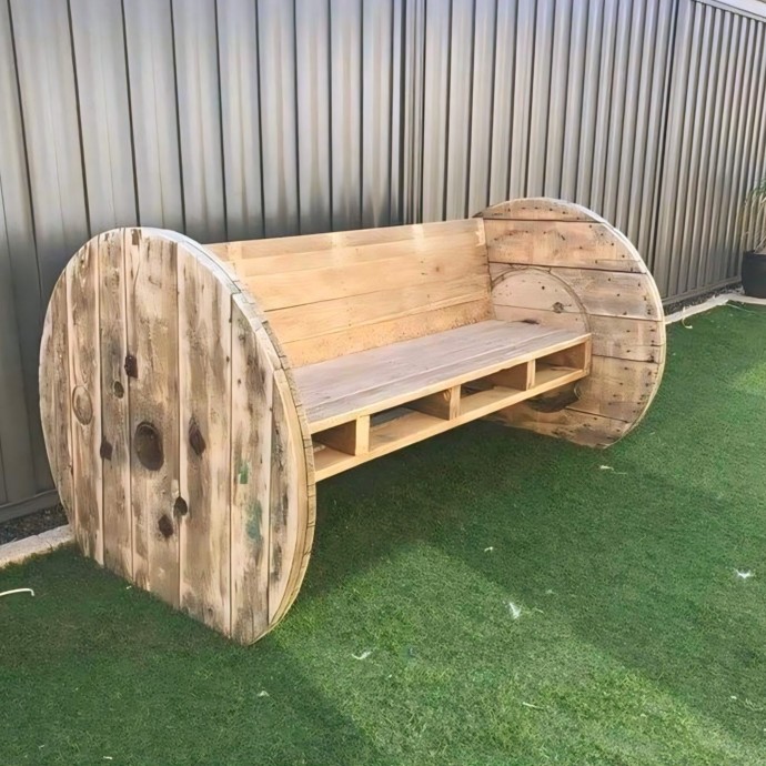Садовая мебель из поддонов и катушек от кабеля
