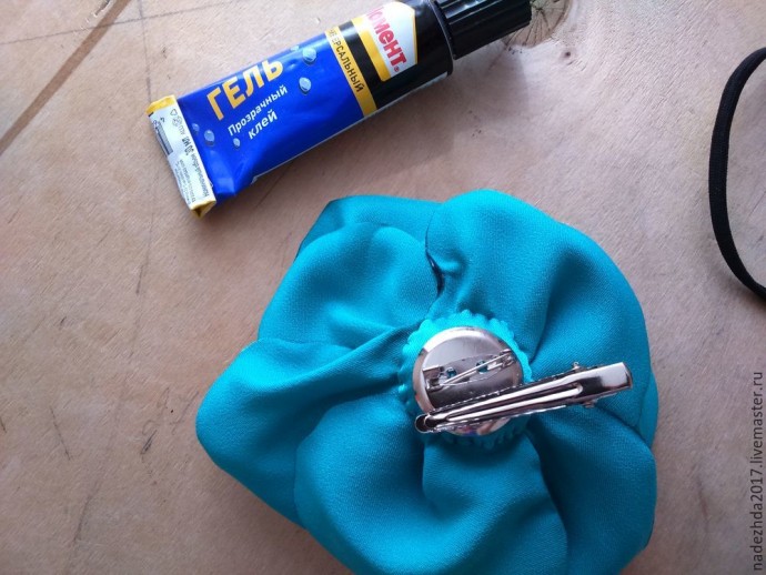 Создаем брошь-цветок из эластичного атласа: часть 2 Создаем брошь-цветок из эластичного атласа: часть 2