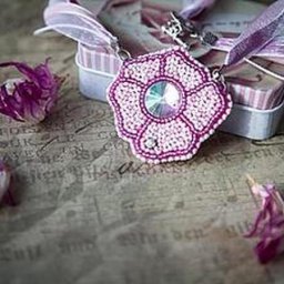 ​Вышивка бисером кулона в виде простого цветка: часть 1