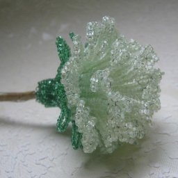 Белая гвоздика из бисера