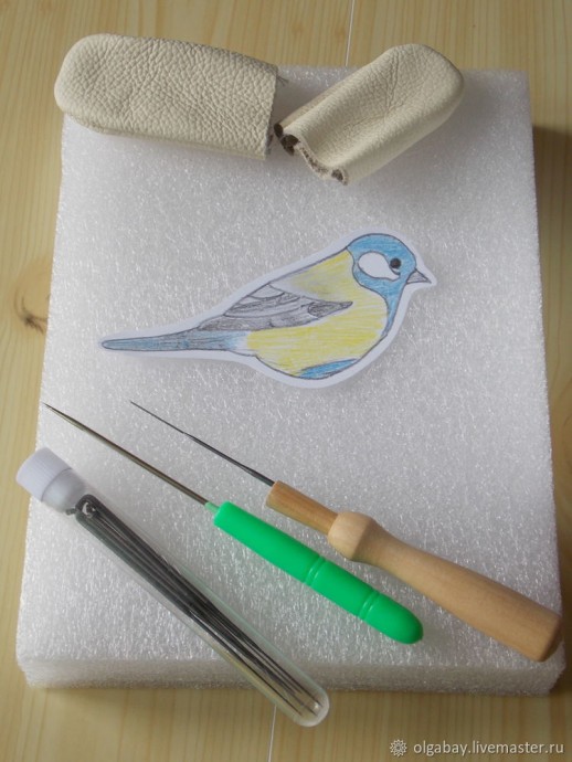 Делаем брошь "Синичка" из войлока и бисера: часть 1