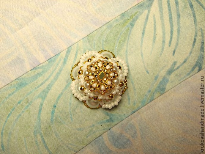 Делаем милого ангелочка из бисера: часть 3