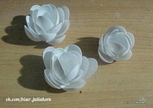 ​Мастерим кувшинки для садового пруда