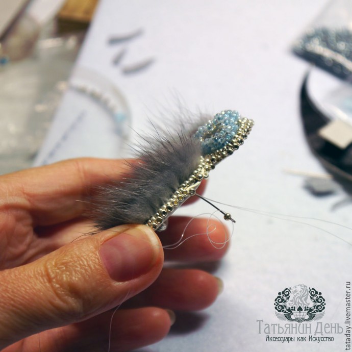 Создаем шикарную зимнюю брошь с мехом: часть 3