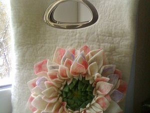 Врезаем ручки в сумку, которую сваляли