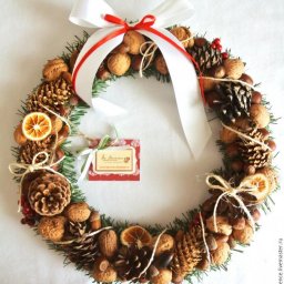 Венок из шишек и орехов