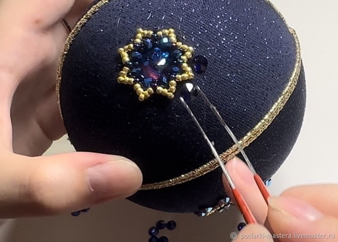 ​Новогодний шар с оплетёнными бисером кристаллами риволи: часть 4