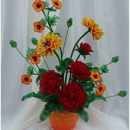 Цветочная композиция из бисера и рубки