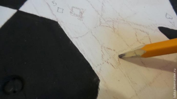 Расписываем стульчик в стиле "Алиса в стране чудес": часть 2