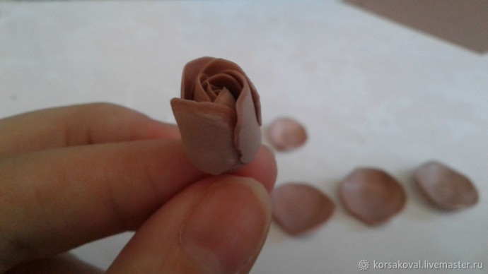 ​Создаем брошь "Букет двухцветных роз": часть 2