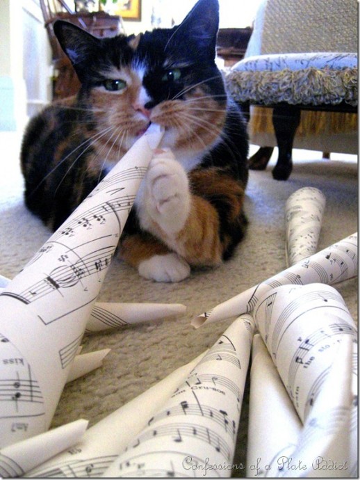 Новогодние свечи и венок с нотами Новогодние свечи и венок с нотами