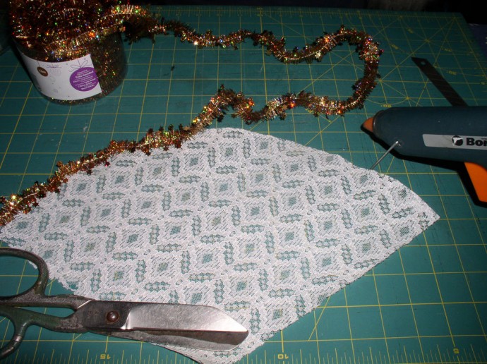 Как сшить ажурные ёлочки из кружева