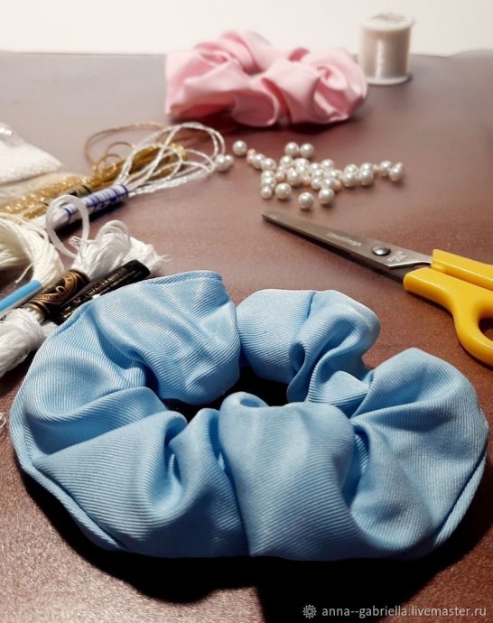 Декорирование модной резиночки вышивкой гладью, жемчугом и бисером Декорирование модной резиночки вышивкой гладью, жемчугом и бисером