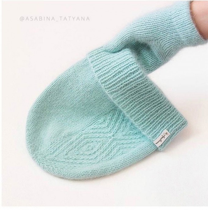 Шапочка с асимметричным узором