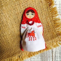 Мастерим расшитую бисером брошь "Славяночка" в виде куклы-матрешки