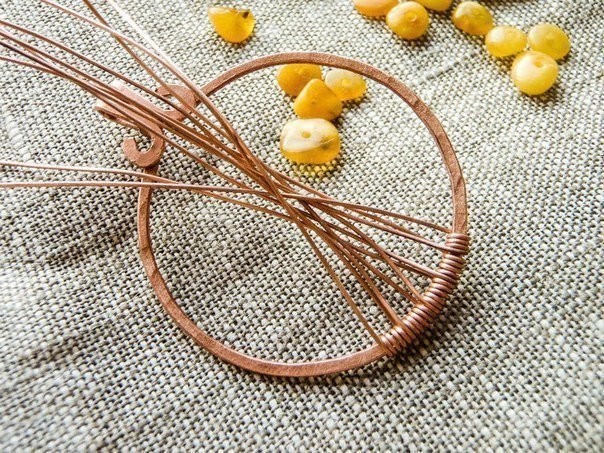 Подвеска из проволоки и камней