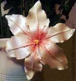 Лилии из ткани без специальных инструментов: часть 2 Лилии из ткани без специальных инструментов: часть 2