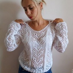 Красивый пуловер с ажурными вертикальными полосками узоров