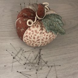Лоскутная игольница в виде тыквы