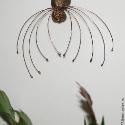 Создаём забавных паучков из орешков липы