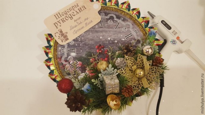 Делаем композицию "Будильник" из конфет и жестяной банки для печенья