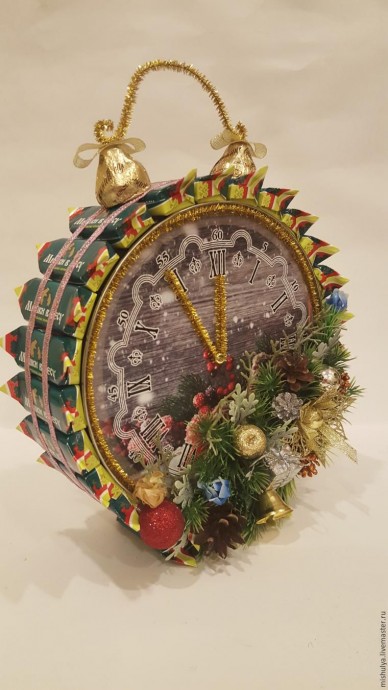 Делаем композицию "Будильник" из конфет и жестяной банки для печенья Делаем композицию "Будильник" из конфет и жестяной банки для печенья