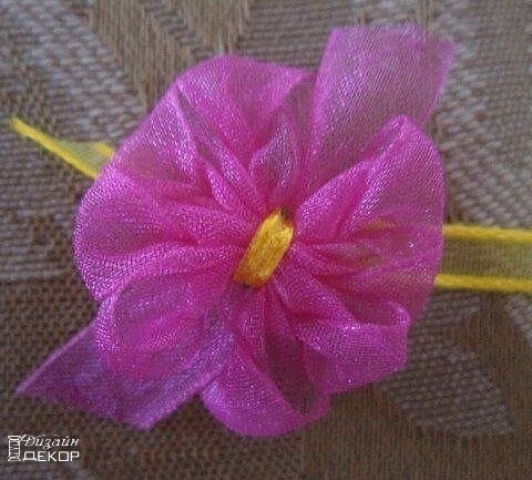 ​Делаем маленький ажурный бантик из тонких прозрачных ленточек