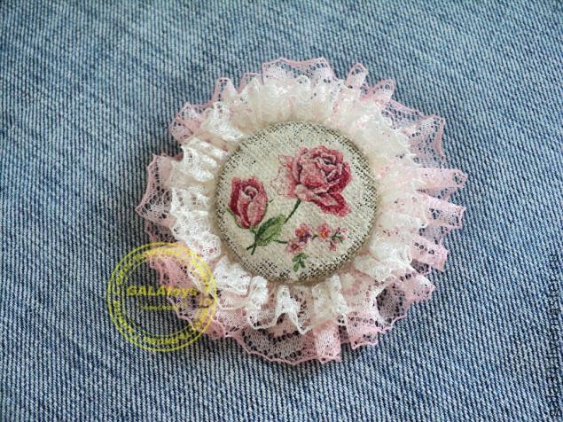 ​Броши из натурального льна и кружева, с элементами декупажа