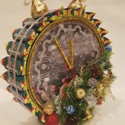 Делаем композицию "Будильник" из конфет и жестяной банки для печенья