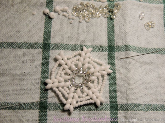 Зимний вальс из бисера и твина Зимний вальс из бисера и твина