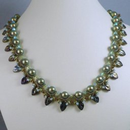 ​Ожерелье с бусинами-листиками