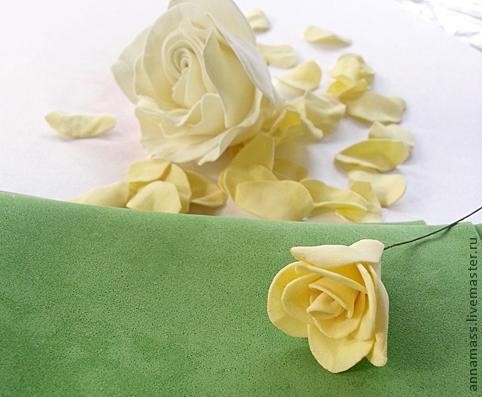 Цветы из фоамирана на ободке