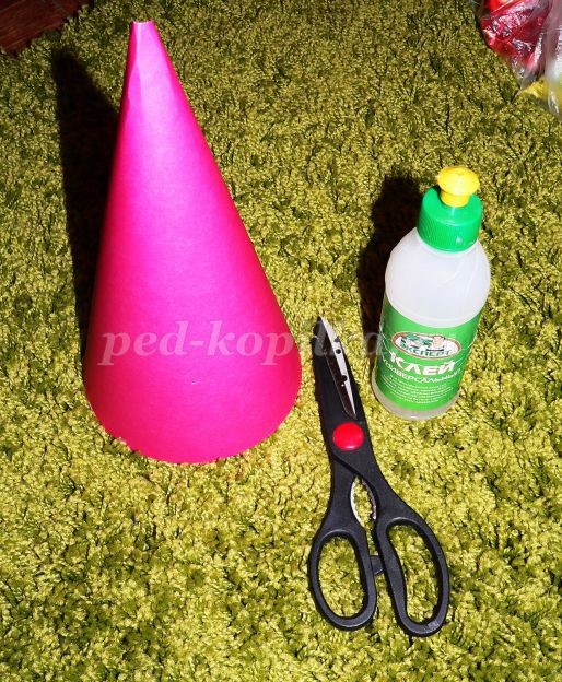 Делаем ёлочку из конфет и мишуры к новому году