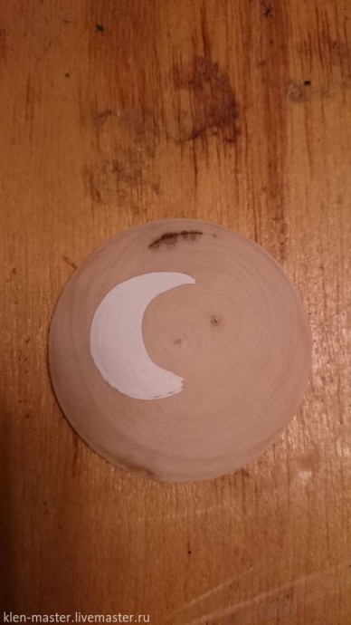Расписываем деревянный медальон