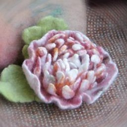 Роза и пион на круглом шаблоне